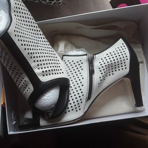 NEW MONROE AND MAIN TEMPTRESS CUTOUT SHOOTIE 11W